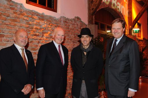 http://www.apa-fotoservice.at/galerie/3495/ Im Bild
v.l.n.r.: Dir. Alfred Kordasch, Generaldirektor Heimo Penker, Hans
Reitz, Dir. Nikolaus Juhasz