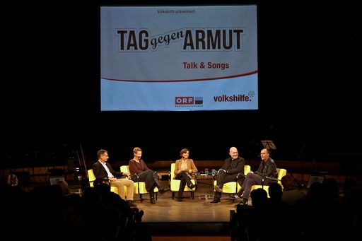  Die Volkshilfe präsentierte am 16.10.2012 erstmals
den "Tag gegen Armut - Talk & Songs" im RadioKulturhaus. Renata
Schmidtkunz (Mitte) moderierte einen prominent besetzten Talk bei
dem u.a. (v.l.) der Ökonom Markus Marterbauer (Arbeiterkammer Wien),
die Autorin Sibylle Hamann, Volkshilfe Geschäftsführer Erich
Fenninger und der Blogger Robert Misik Strategien gegen Armut
aufzeigten.