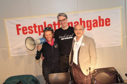 Im Bild v.l.n.r. Birgit Denk (Sängerin,
Komponistin, Textautorin), Peter Paul Skrepek (Musiker, Autor,
Musikproduzent) und Gerhard Ruiss (Autor und Musiker)