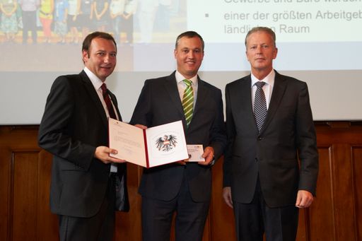 Im Bild (v.l.n.r.): Hans Peter Werderitsch,
Aufsichtsratsvorsitzender Maschinenring Personal eGen,
Geschäftsführer Dr. Matthias Thaler und Wirtschaftsminister Dr.
Reinhold Mitterlehner bei der feierlichen Übergabe der
Staatswappenurkunde.