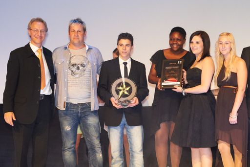  Unter zahlreichen Einreichungen setzte sich das
Auracher Löchl in Kufstein mit seinem stimmigen Konzept, der klaren
Positionierung und seiner enormen Servicequalität eindeutig durch
und gewann den begehrten Q Service Award in der Kategorie
Gastronomie.