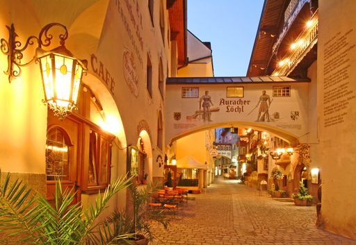 Vorschau Bild von Das geschichtsträchtige Auracher Löchl in
Kufstein begeistert seit 608 Jahren mit seinem unverfälschten
Ambiente und gemütlichen Tiroler Stuben, die seit dem Jahr 1809
unverändert geblieben sind. Der ausgeprägte Innovationsgeist des
Betriebs wurde jetzt mit dem Q Service Award gewürdigt.