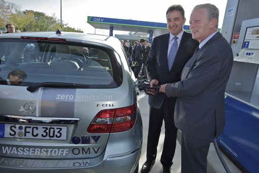  OMV Generaldirektor Roiss und Bundesminister
Mitterlehner bei der ersten Betankung an der OMV
Wasserstofftankstelle in Wien.