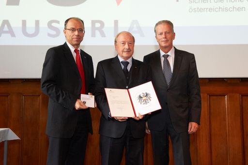 Verleihung durch Bundesminister für Wirtschaft, Familie und
Jugend Reinhold Mitterlehner an die beiden Vorstände der TÜV AUSTRIA
Gruppe