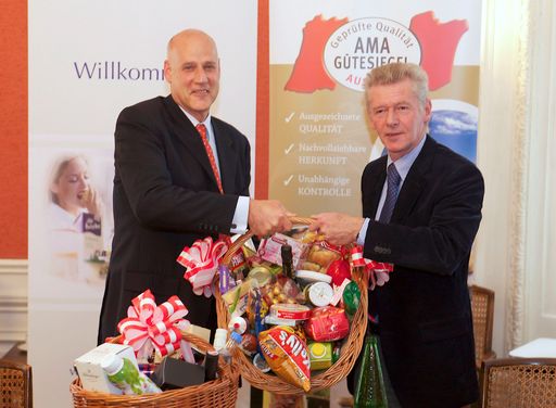  http://www.apa-fotoservice.at/galerie/3512 Im Bild
v.l.n.r.: Dr. Michael Blass (Fachverband der Lebensmittelindustrie),
Reinhard Schuster (Exportmanager der AMA-Marketing)