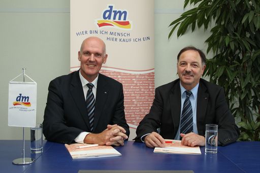  dm drogerie markt,.Bilanz Pressekonferenz in
Salzburg,.im Bild v. li: Martin Engelmann, Vorstitzender der dm
Geschäftsführung, Manfred Kühner Stellvertretender Vorsitzender der
dm Geschäftsführung; .18.10.2012.Foto: Franz Neumayr/SB