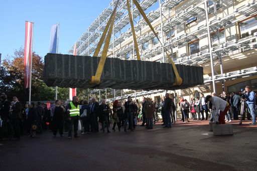 Eine mehrere hundert Kilo schwere "Fest Platte",
eine Skulptur von Ulrike Truger, wurde als "Gastgeschenk" vor der AK
abgeladen.