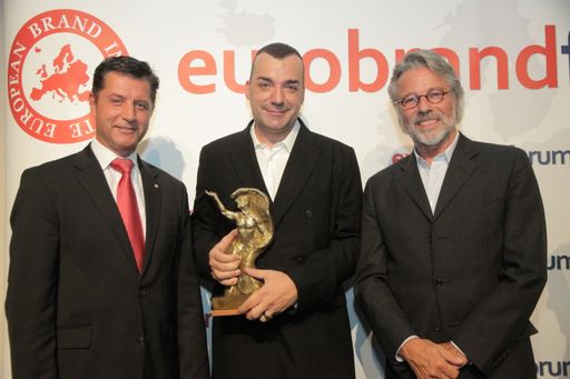 V.l.n.r.: Gerhard Hrebicek, Vorstand European Brand
Institute, Thomas Klein, Almdudler, Adi Hirschal, Laudator