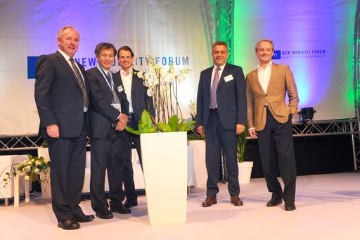  Lebensland Schirmherr Landeshauptmann Gerhard
Dörfler, Solarpionier Huang Ming, Moderator Ronny Rockenbauer,
Bürgermeister Gerhard Mock und Autodesigner Murat Günak.