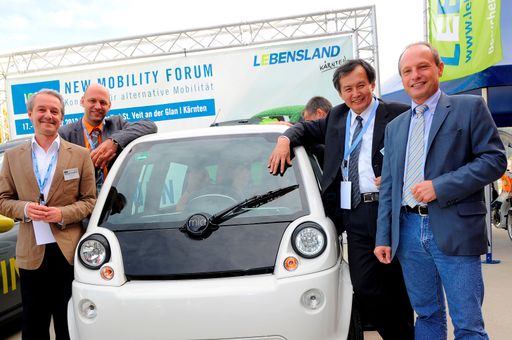 Vorschau Bild von Autodesigner Murat Günak, Lebensland Projektleiter
Gerald Miklin, Solarpionier Huang Ming, Lebensland Koordinator Dr.
Albert Kreiner mit der mia - dem urbanen Stadtauto schlechthin.