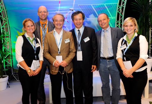 Vorschau Bild von Lebensland Projektleiter Gerald Miklin,
Autodesigner Murat Günak, Solarpionier Huang Ming, Dr. Albert
Kreiner vom Land Kärnten mit Referentenbetreuerinnen Cathi & Anna im
Rahmen der Eröffnung.