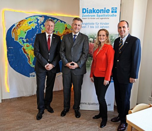  http://www.apa-fotoservice.at/galerie/3527/ Im Bild
v.l.n.r.: Thomas Rauscher (Vertriebsdirektor Privatkunden BAWAG PSK
OÖ) Dr. Wolfgang KLEIN (BAWAG PSK Vorstand), Dr. Michaela Richter
(Diakonie Österreich), Dr. Roland Siegrist (Präsident Diakonie &
Vorstand Licht ins Dunkel)