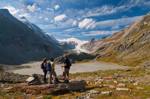 Vorschau Bild von Herbstwandern über den Gletscherweg Pasterze vom
Startpunkt des neuen ALPE-ADRIA-TRAILS auf der
Kaiser-Franz-Josefs-Höhe mit kostenlosem Rückhol-Shuttle.