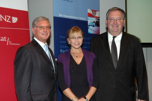  Im Bild v.l.n.r.: Bernhard Frizberg, Präsident der
Notariatskammer für Steiermark, Beatrix Karl, Bundesministerin für
Justiz, Ludwig Bittner, Präsident der Österreichischen
Notariatskammer