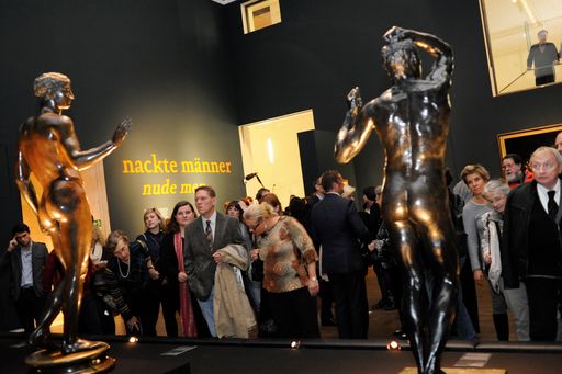 http://www.apa-fotoservice.at/galerie/3532 Durch
Leihgaben aus ganz Europa liefert "nackte männer" eine so noch nie
gesehene Zusammenschau. Zeitlich stehen drei große Schwerpunkte im
Mittelpunkt. Erstens die Epoche der Aufklärung mit Französischer
Revolution und Klassizismus um 1800, zweitens neue Ansätze innerhalb
der Klassischen Moderne um 1900 und drittens bahnbrechende
Positionen der Kunst nach 1945. In einem groß angelegten Bogen über
zwei Jahrhunderte thematisiert die Ausstellung unterschiedliche
künstlerische Zugänge, konkurrierende Männlichkeitsmodelle und den
Wandel von Körper-, Schönheits- und Wertvorstellungen.