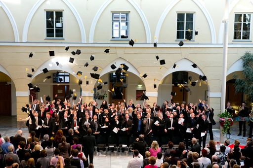  Im Rahmen einer würdevollen Festakte bekamen 304
AbsolventInnen der FH Kärnten im "Spittl" ihre Bachelor-, Diplom-
bzw. Masterurkunden überreicht.