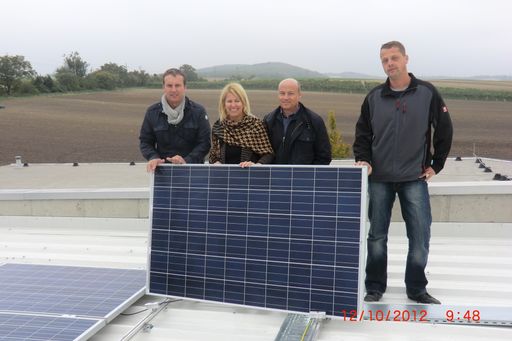 Vorschau Bild von V.l.n.r.: Ing. Bauer (GF Solavolta), Roswitha
Buschek (Prok. Bautenschutz Buschek GmbH, Alfred Buschek (GF
Bautenschutz Buschek GmbH, Herr Lehner (Montageleiter Solavolta)