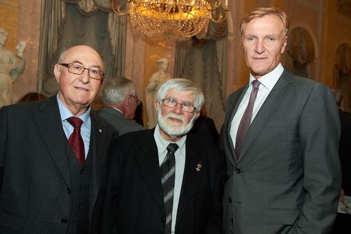 http://www.apa-fotoservice.at/galerie/3546 Im Bild
v.l.n.r. Dr. Günter Geyer (Generaldirektor des Wiener Städtischen
Versicherungsvereins), Prof. Robert Hammerstiel und Dr. Klaus
Albrecht Schröder (Direktor Albertina)
