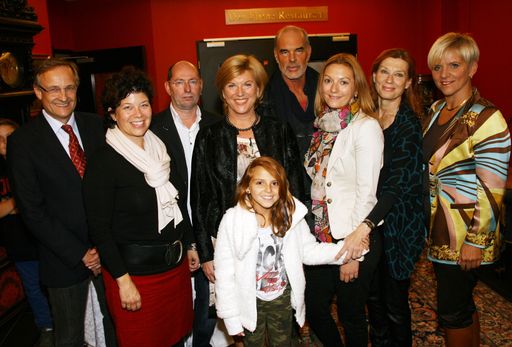  http://www.apa-fotoservice.at/galerie/3551/
v.l.n.r.: DI Oskar Seidler (GF ThermenResort Warmbad-Villach),
Stadträtin Irene Hochstetter-Lackner, Gerhard Lapan (FocusFilm),
Mag. Susanna Mayerhofer (GF ThermenResort Warmbad-Villach), Manfred
Lukas-Luderer (Hauptdarsteller Hr Klaus), Mag. Karina Mayerhofer (GF
Karawankenhof), Brigitte West (Hauptdarstellerin Emma`s Oma), Karin
Bernhard (Landesdirektorin ORF Kärnten); Vorne Mitte Emma Zaiser
(Hauptdarstellerin Emma)