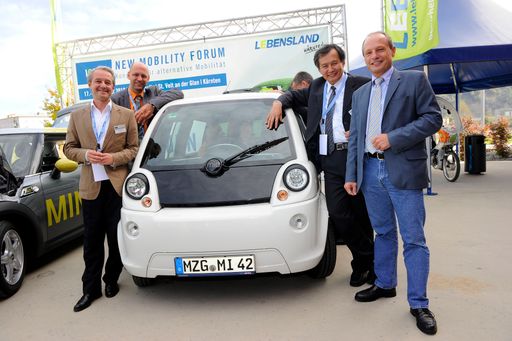 Vorschau Bild von Murat Günak, Projektleiter Gerald Miklin, Huang
Ming und Dr. Albert Kreiner mit dem Star des Kongresses - der "mia".