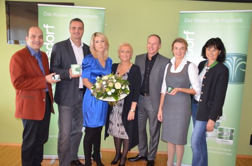  v.l.n.r.: Mag. Christian Rotter (H2O Therme),
Mag. Gernot Deutsch, Simone, Sieglinde Raser (Thermenhof Paierl),
Georg Brandstätter (Botarin), Gunda Unterweger (Der Steirerhof), Eva
Pataki (Region Oststeiermark).