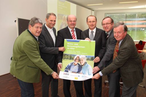  Bei der 1. Fachtagung "Wohn- und Betreuungsformen
im Alter" in der Fachhochschule Puch-Urstein im Bild (v.l.): Helmut
Klose (Bürgermeister Puch-Urstein), beide Salzburg
Wohnbau-Geschäftsführer Dr. Roland Wernik MBA und DI Christian
Struber MBA, Mag. Othmar Karas (Vizepräsident Europaparlament und
Präsident Hilfswerk Österreich), Bürgermeister Hans Singer
(Wohnbausprecher der ÖVP im Nationalrat) und Heimat
Österreich-Geschäftsführer Mag. Otto Straka.