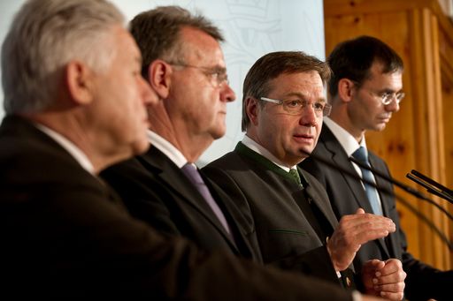 Vorschau Bild von Die Landeshauptleute Josef Pühringer, Hans Niessl,
Günther Platter und Markus Wallner informierten über den Stand der
aktuellen Verhandlungen.