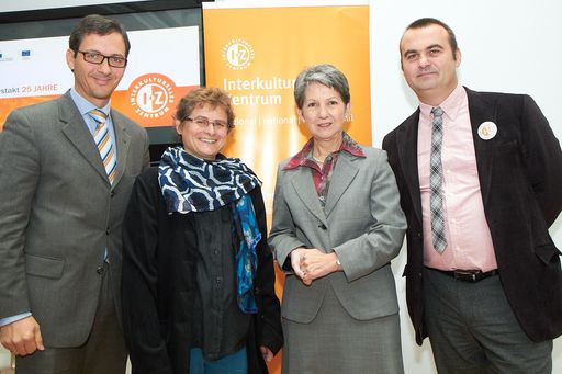 http://www.apa-fotoservice.at/galerie/3473 Im Bild
v.l.n.r. Mag. Richard Kühnel, Vertreter der Europäischen Kommission
in Österreich, Mari Steindl, Geschäftsführerin Interkulturelles
Zentrum, Mag.a Barbara Prammer, Präsidentin des Nationalrates und
Gerhard Moßhammer, Geschäftsführer Interkulturelles Zentrum
