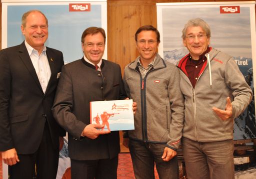  Tirol und seine Partner starten optimistisch in
den Winter (v. li.): ÖOC-Generalsekretär Peter Mennel, Tirols
Landeshauptmann Günther Platter, Tirol Werbung-GF Josef Margreiter
und ÖSV-Generalsekretär Klaus Leistner.