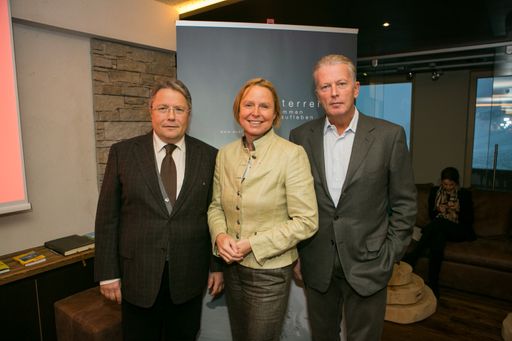 Im Bild v.r.n.l.: BM Dr. Reinhold Mitterlehner,
Dr. Petra Stolba und Abg.z.NR Franz Hörl