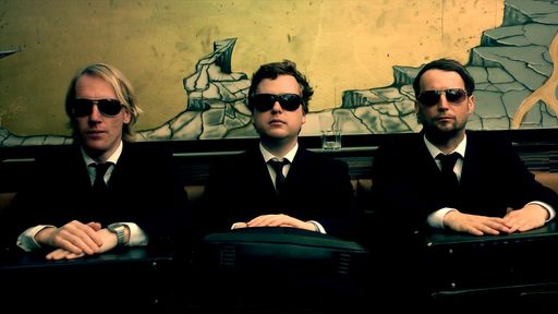 Vorschau Bild von BRIGITTE BORDEAUX sind Bertram Gressl
(Gitarre/Gesang), Joe Gridl (Drums/Samples/Background Vocals) und
Kurt Kaiser (Bass/Sprechgesang)