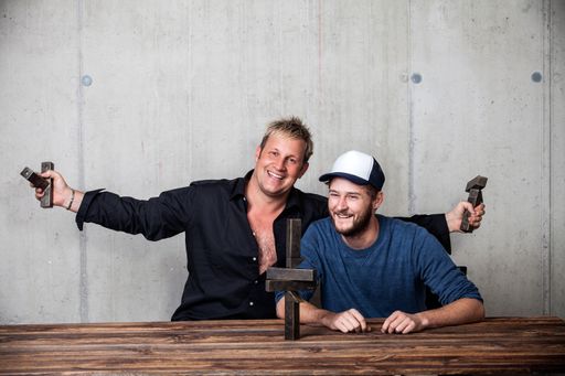 Vorschau Bild von Richard Hirschhuber vom Auracher Löchl und
Michael Hausberger vom Büro ohne Namen räumten für ihre
provokant-charmanten Medienauftritte und
Corporate-Design-Ausarbeitungen gleich zwei Tirolissimi ab.