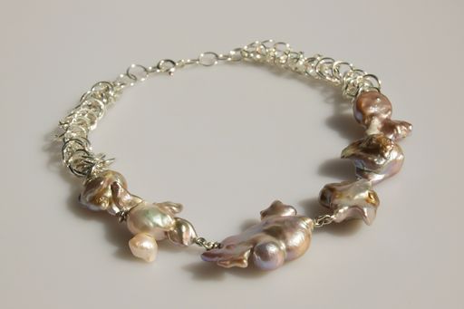  Kette "Circles", 925 Silber mit barocken Perlen,
entworfen und gefertigt von Karin Hiesberger-Gaier