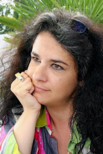 Vorschau Bild von Veranstalterin KUNSTADVENT und Schmuckkünstlerin
Karin Hiesberger-Gaier mit selbst entworfenen und gefertigten Ring
"Kugelquadrat", 925 Silber