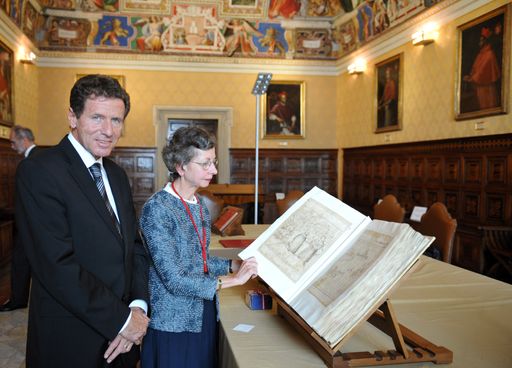 Wissenschafts- und Forschungsminister Dr. Karlheinz
Töchterle bei der Führung durch Dr. Christina Maria Grafinger in der
Vatikanischen Apostolischen Bibliothek