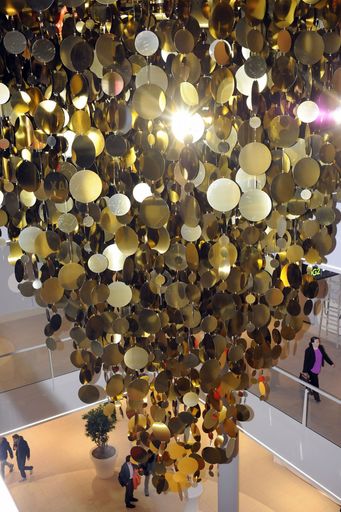 Vorschau Bild von Eye Catcher - das von der Decke hängende Mobile mit
goldenen Metallplättchen