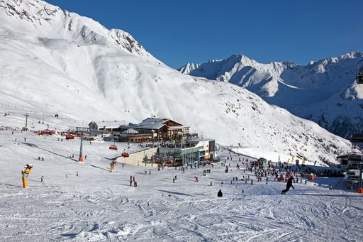 Sölden nimmt sein Winterskigebiet am Giggijoch
am 1. November in Betrieb. Insgesamt 16 Liftanlagen sind geöffnet.