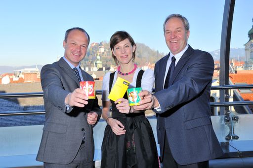 v.l.n.r.: RLB Generaldirektor Mag. Markus Mair mit
Verbund Head-Office-Leiterin Dr. Ariane Gunhold und RLB
Aufsichtsratspräsident Ing. Wilfried Thoma