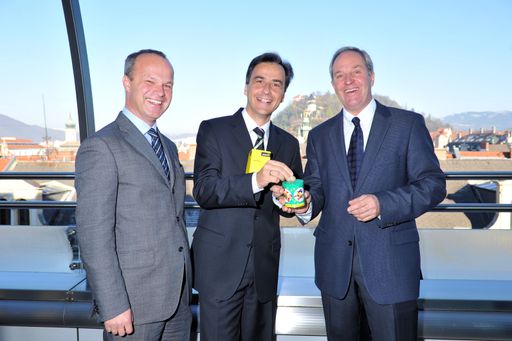 Vorschau Bild von v.l.n.r.: RLB Generaldirektor Mag. Markus Mair mit
Bürgermeister Mag. Siegfried Nagl und RLB Aufsichtsratspräsident
Ing. Wilfried Thoma