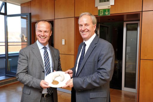 Vorschau Bild von v.l.n.r.: RLB Generaldirektor Mag. Markus Mair mit
RLB Aufsichtsratspräsident Ing. Wilfried Thoma beim traditionellen
Weißwurstessen