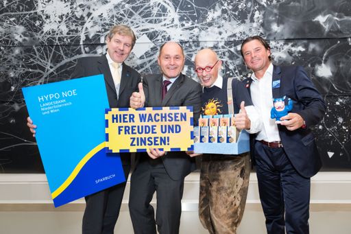 v.l.n.r: Peter Harold, Generaldirektor HYPO NOE
Gruppe, Landeshauptmann Stv. Wolfgang Sobotka, Geschaeftsfuehrer
Sonnetor Johannes Gutmann und HYPO NOE Markenbotschafter Frenkie
Schinkels beim Pressegespraech zum Weltspartag im Landesmuseum St.
Pölten