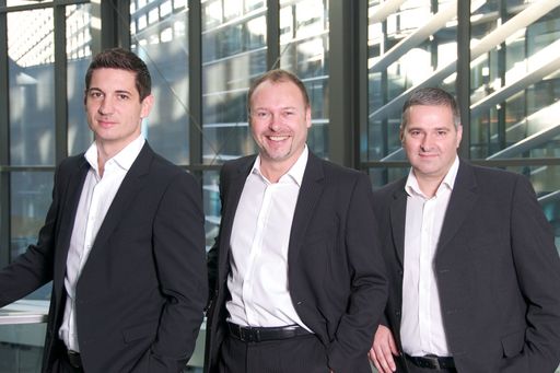  Bernhard Hirschmüller-Frais, Vertriebsleiter Ost,
Jens Radszuweit, Vice President Retail Sales, und Dietmar Hametner,
Handelsvertriebsleiter West (v.l.n.r.)