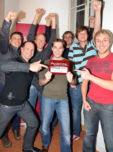 Großer Jubel beim ANECON-Team der
Microsoft-Experts: Die zweifache Goldpartnerschaft ist der Dank für
konsequente Höchstleistungen! Im Bild: Roland Kirst (Kompetenzfeldleiter), Thomas Gugler, Stefan Denner,
Michael Reisinger, Philipp Maihart, Alexander Marek.