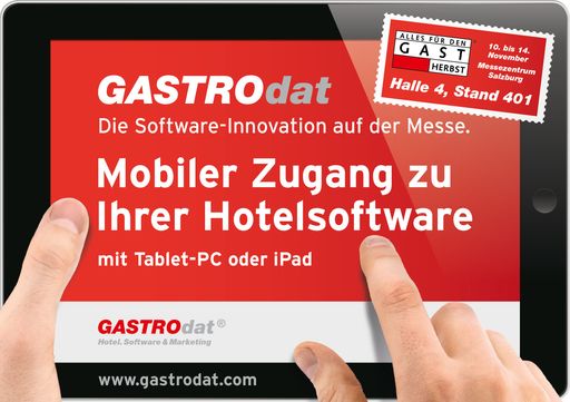 Hände halten ein iPad mit Zimmerplan