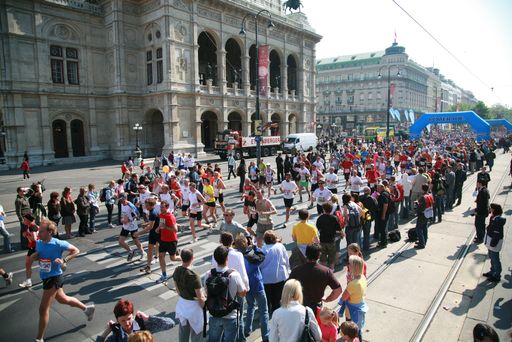  Am 14. April 2013 heißt es: Happy Birthday
Vienna City Marathon. Dann geht der dreißigste Marathon über die
Bühne. Zu diesem ganz besonderen Jubiläum hat sich die PDM Tourism
Group als offizieller Touristikpartner spezielle Packages einfallen
lassen.