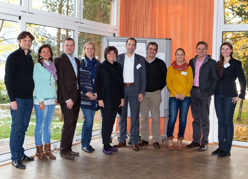 Vorschau Bild von Vorstandsmitglieder von Stadtmarketing Austria
v.l.n.r.: Mag. Michael Gsaller, Geschäftsführer Stadtmarketing Hall
in Tirol; Mag. Silke Schlick, GF Plusregion; Guido Miklautsch, MSc.,
GF Wiener Einkaufsstraßen-Management; Brigitte Mair, GF Mürzzuschlag
Agentur; Mag. Inga Horny, GF Altstadt Salzburg Marketing GmbH; Mag.
Edgar Eller, GF Stadtmarketing & Tourismus Feldkirch GmbH; Gerhard
Angerer, GF Stadtmarketing Villach GesmbH; Marije Moors, GF
Ortsmarketing St. Johann in Tirol GmbH; Peter Jungreithmair, GF Wels
Marketing & Touristik GmbH; Eva Demelmair, MA, Vereinsmanagement
Stadtmarketing Austria.