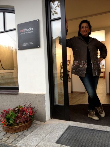  Künstlerin in ihrem "artstudio Janne Wollesen"