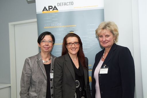 Im Bild v.l.n.r.: Martina Rathbauer (APA-DeFacto,
Marketingleiterin), Romy Sagmeister (Ketchum Publico, Senior
Consultant) und Waltraud Wiedermann (APA-DeFacto Geschäftsführerin).