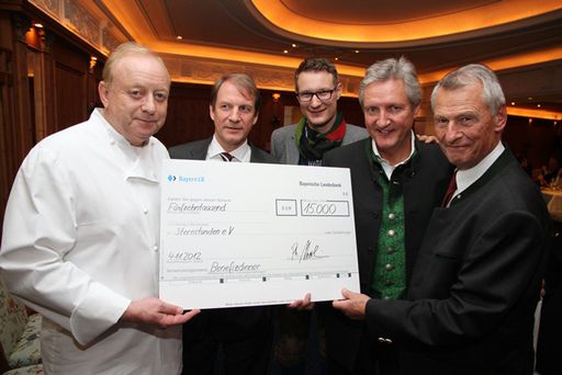  Übergabe von Euro 15.000,00 an die Sternstunden.
(v.l.n.r.: Alfons Schuhbeck, Thomas Jansing, Philipp Hörrlein,
Herbert Hörrlein, Prof. Dr. Thomas Gruber).