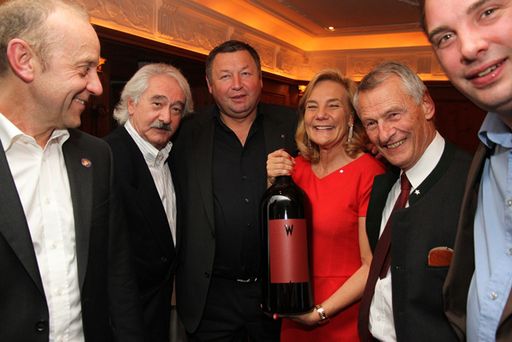 Vorschau Bild von v.l.n.r.: Herbert Stiglmaier vom Bayerischen
Rundfunk, Franz Xaxer Schwarzenberger, Johann Schwarz vom Weingut
Schwarz, Susanne Porsche, Prof. Dr. Thomas Gruber, Max von Kunow vom
Weingut von Hövel.